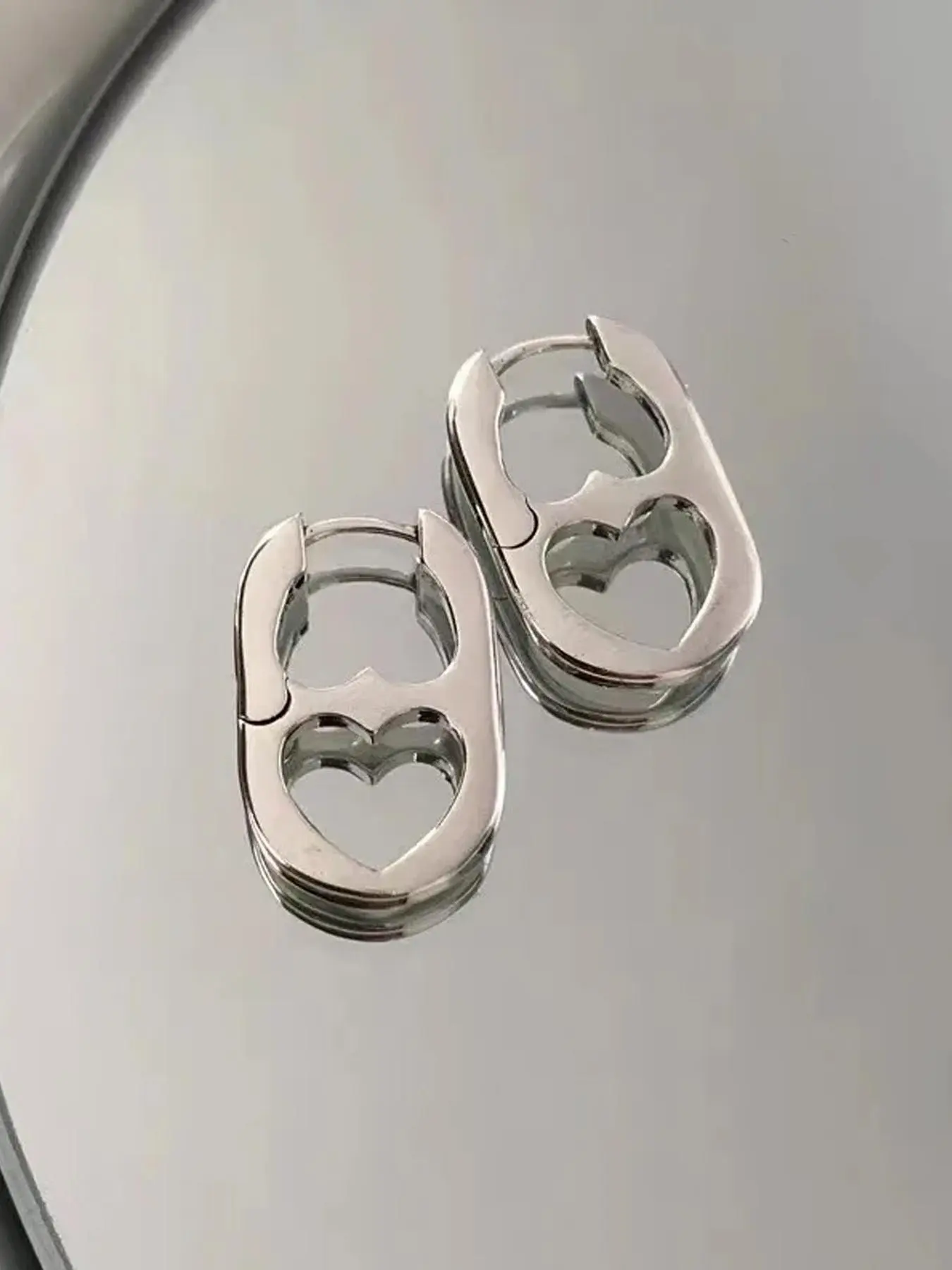 Elegant Heart Hollow Out Oval Hoop Shape Earrings, Versatile Fashion Jewelry for Women, Perfect for Casual, Vacation, Party Wear