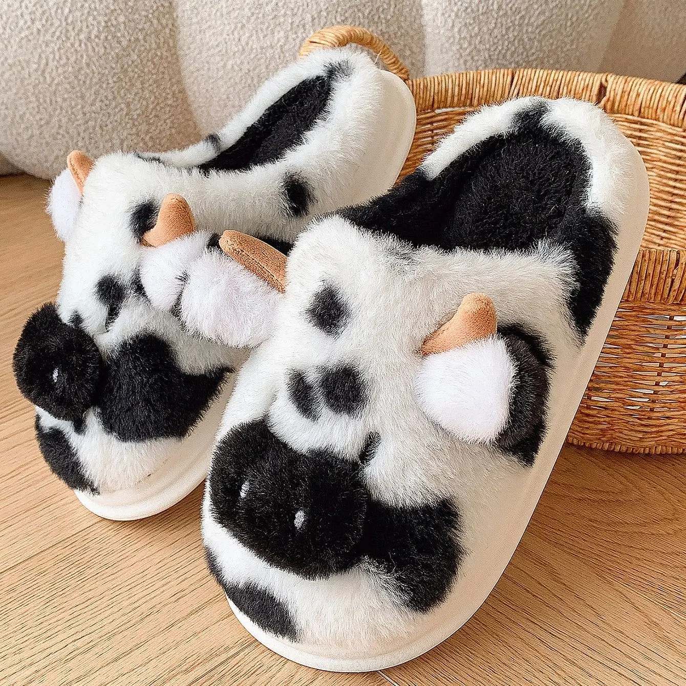 Cow Cartoon plush slippers, closed-style anti-slip soft and warm indoor and outdoor winter household slippers, suitable for both men and women