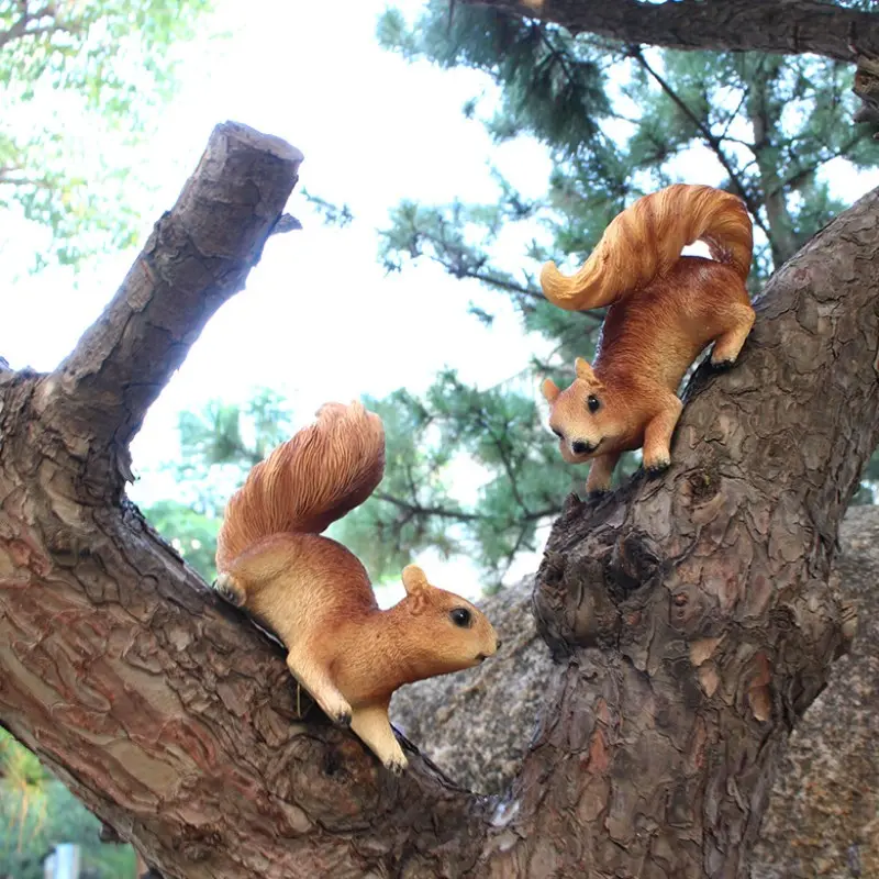 2 pieces of squirrel hanging statues for garden decoration, outdoor hanging tree ornaments, equipped with screws and hooks, suitable for tree trunks, gardens, courtyards, and terraces