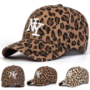 Cool street style, trendy leopard print baseball cap for women, a fashionable and edgy retro-inspired cap with a wide brim.