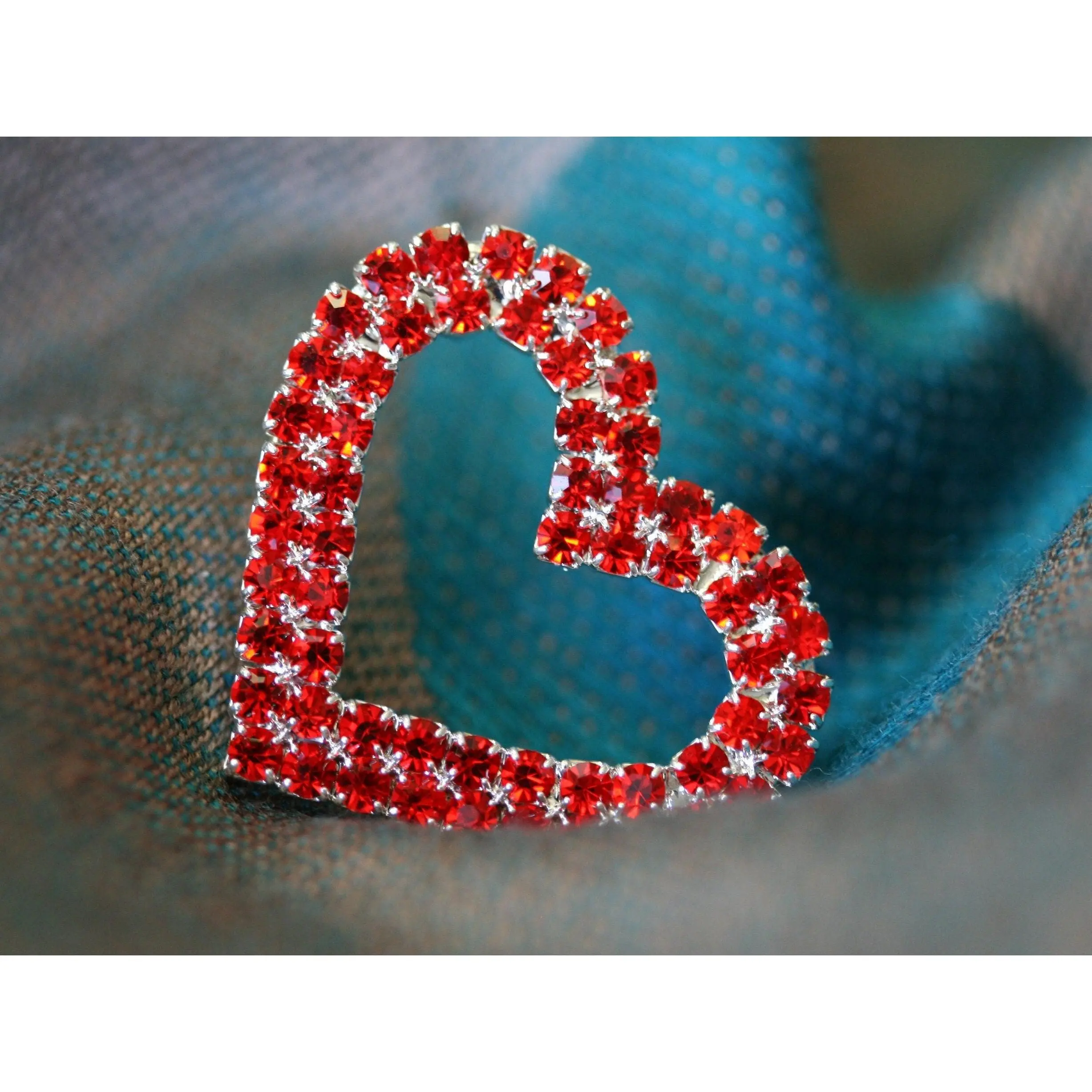 Classic 1.5"x1" Rhinestone Hollow Heart Brooch Pin with Red Ruby Heart Outline, Women's Fashion Jewelry Gift, Jewelry for Women, Sparkling Shine, Romantic, Valentine's Day, Birthday, Ceremony, 1 1/2″ Wide, 1″ Long, Female, Wedding