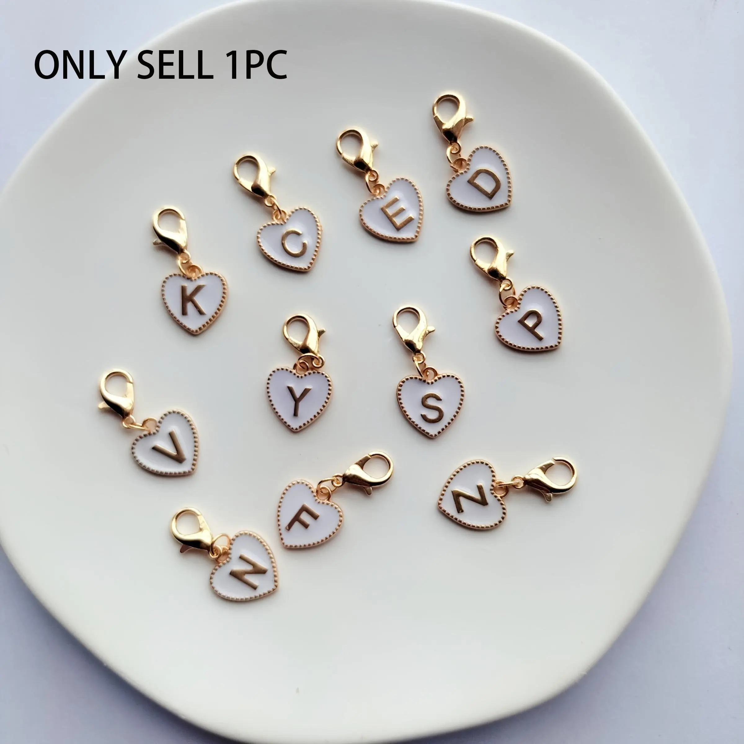 1Pc 26 English letters lobster clasp heart letter design keychain tag buckle, Alphabet Charms, Keychain Charm, Charm Accessory, suitable for bags, wallets, car keys DIY accessories pendant Mother's Day, holiday party, Keychain Attachment