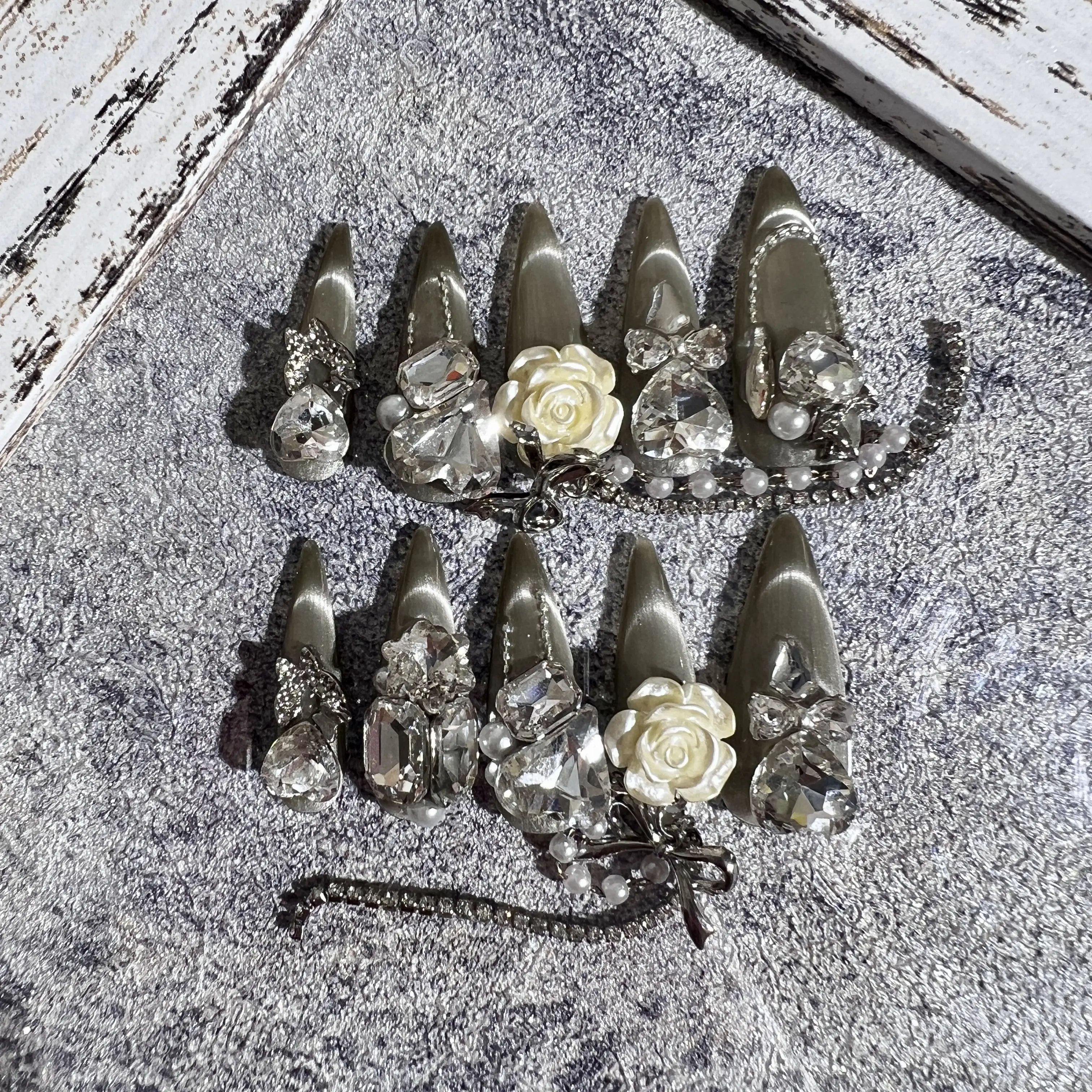 Sunset Grayish Brown White Flowers Cat Eye Luxury Press On Nails