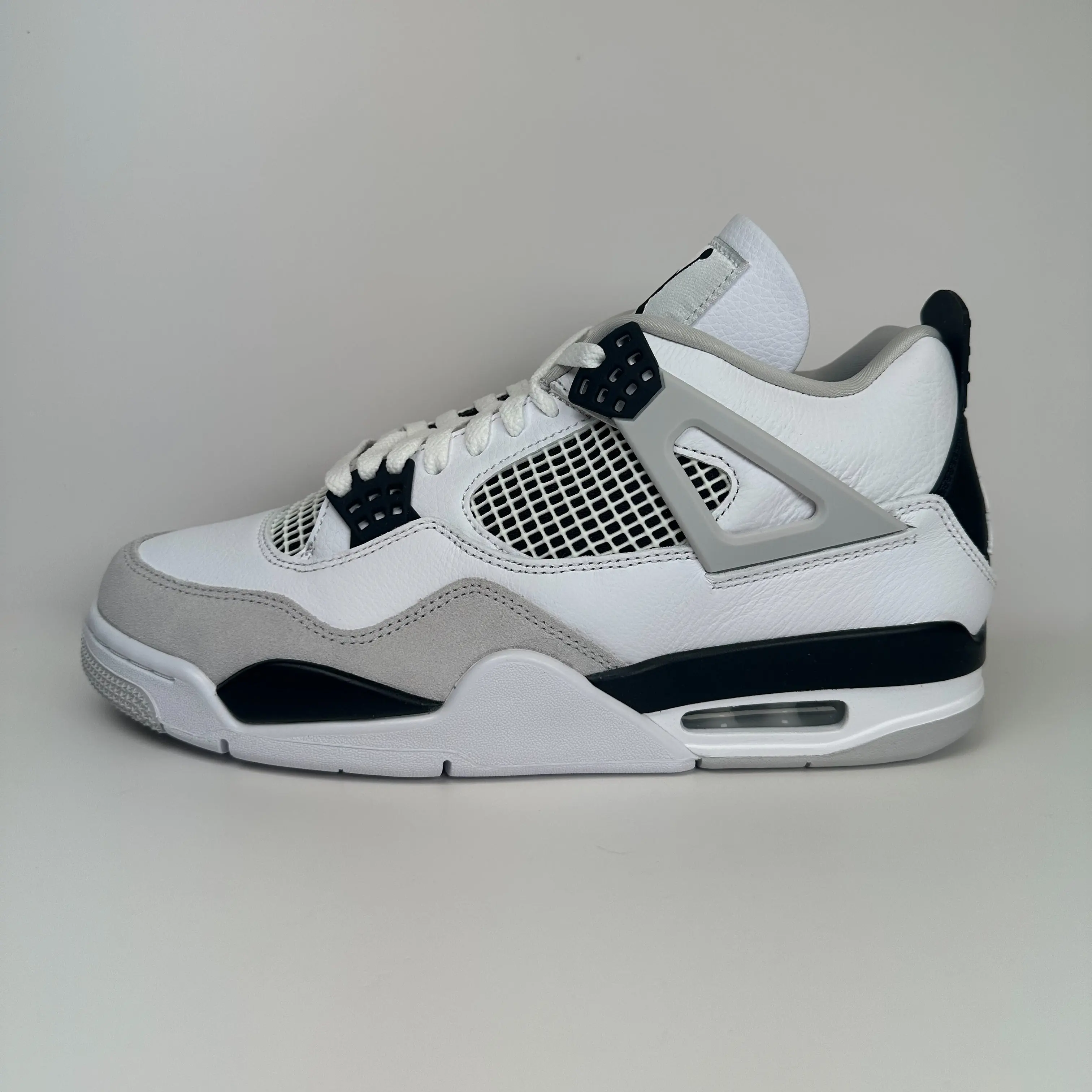 Pre-Owned Nike Air Jordan 4 Military Black DH6927-111 Leather High Top Sports Shoe - Sleek Black Upper, Refined Details, Advanced Cushioning, Iconic Design, Premium Craftsmanship