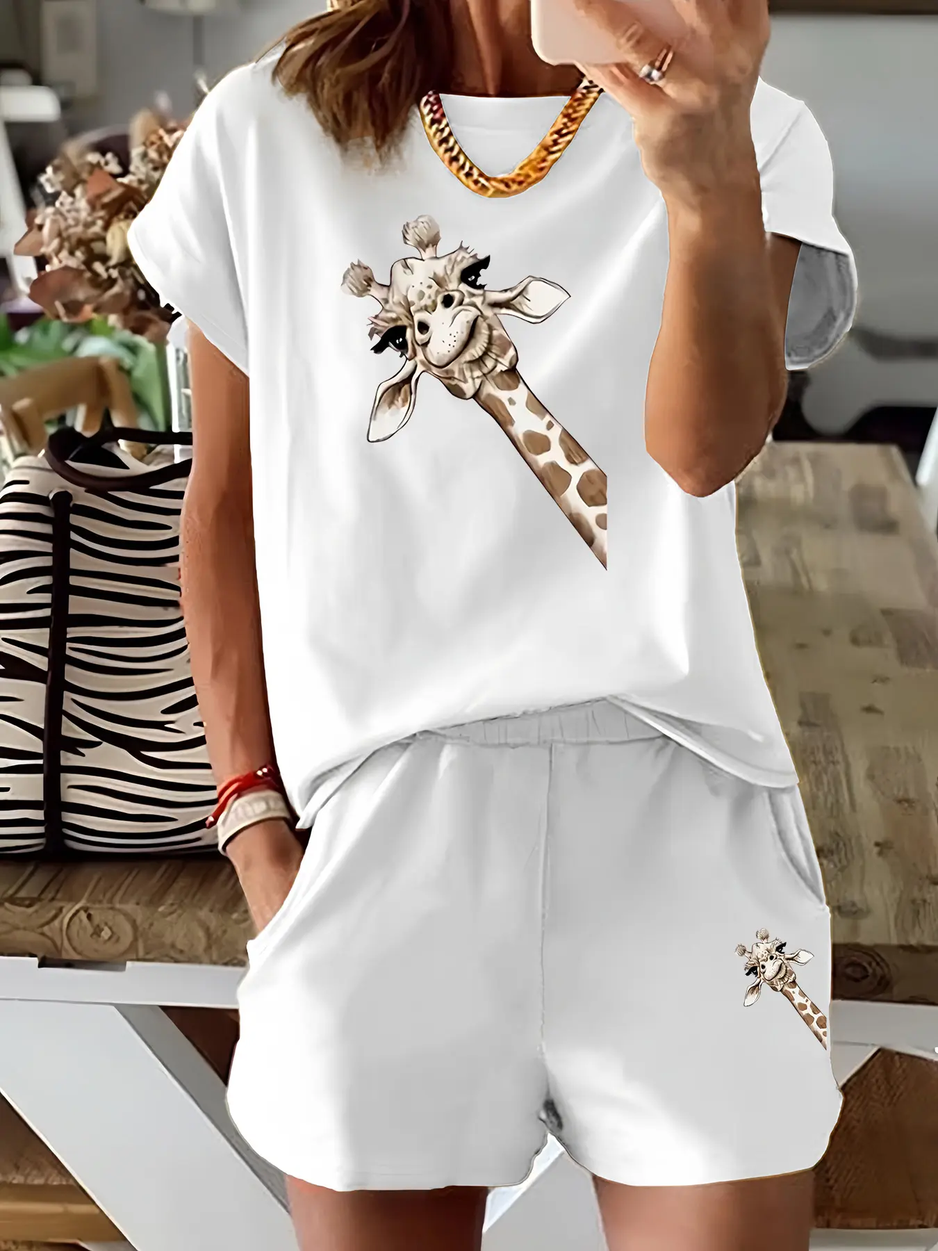 Summer Women's Short Sleeve Animal Giraffe Print Round Neck T-Shirt and Shorts Set Outfit, Casual Fitted for Women, Lightweight and Comfortable