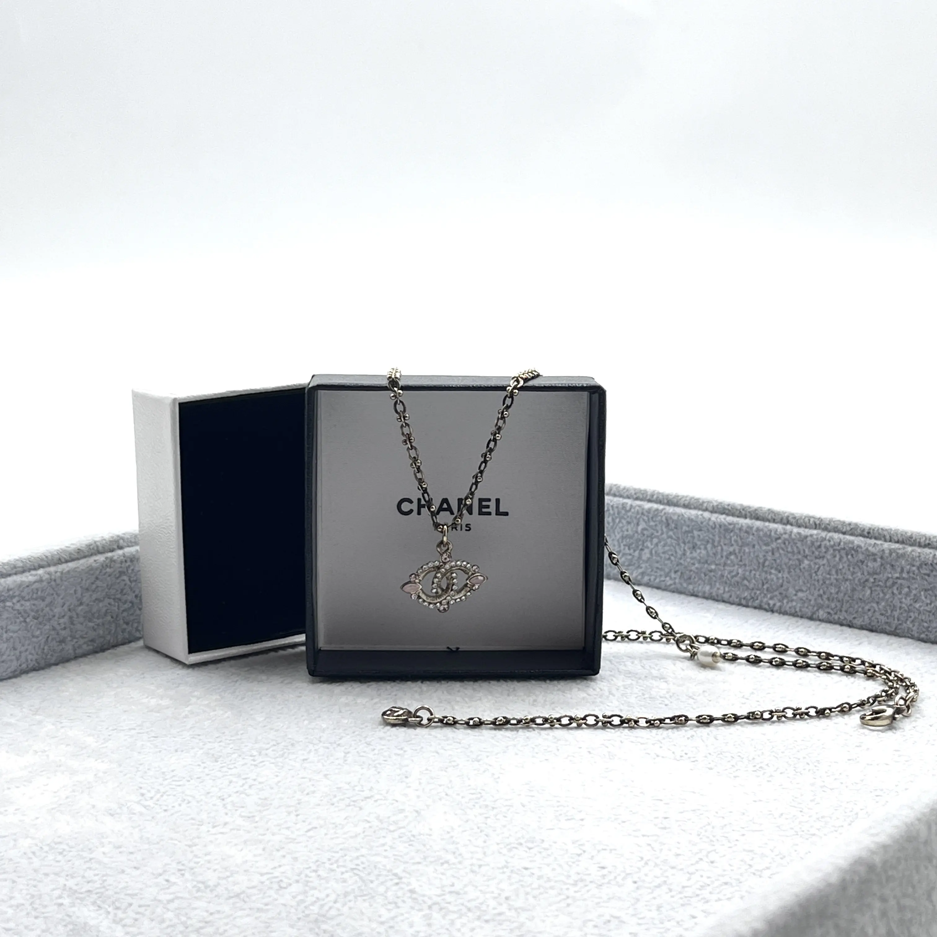 Pre-owned H5 CHANEL double C rhinestone pendant collarbone necklace, gold/silver color, vvvvv