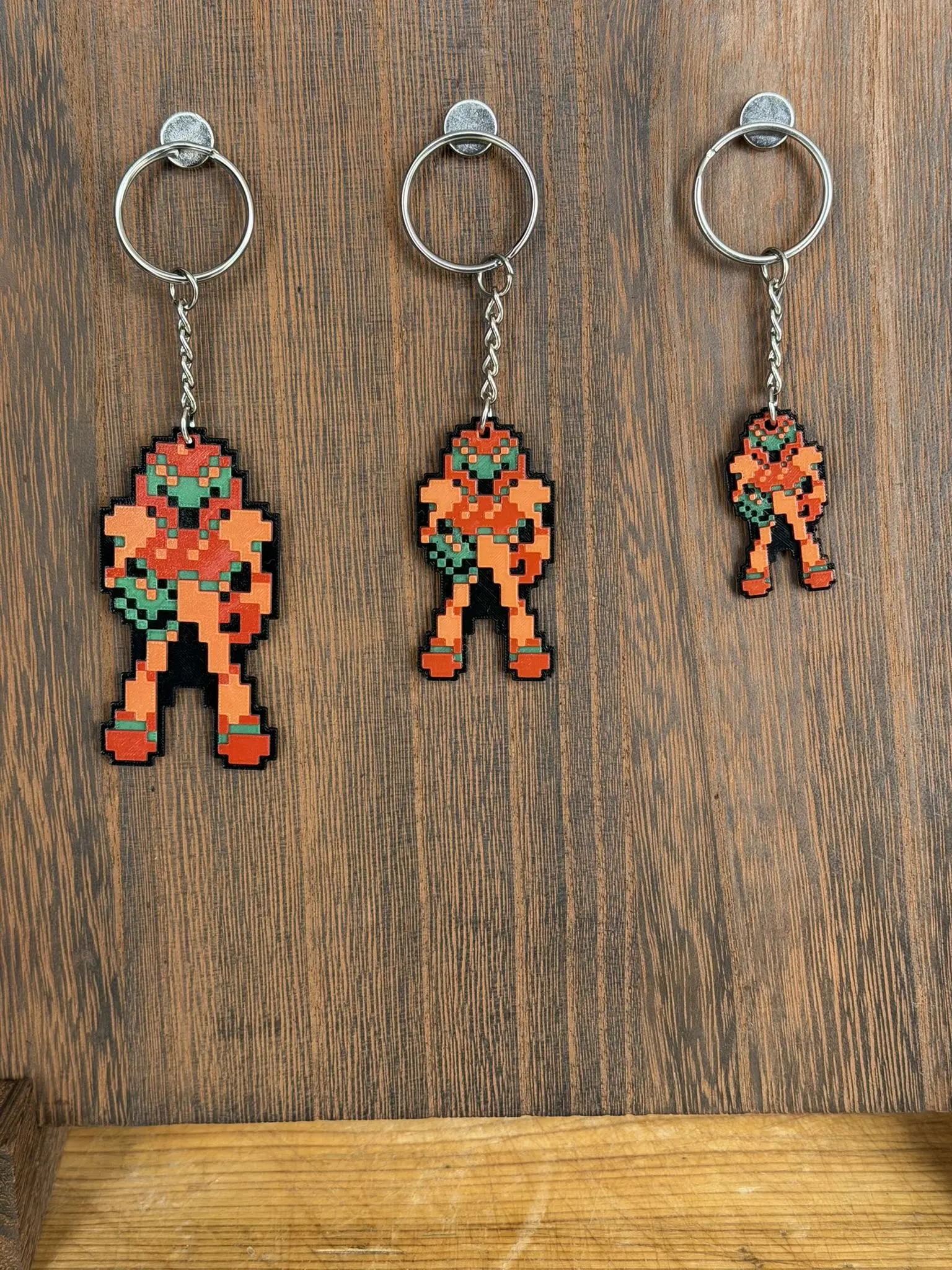 Samus Pixel Art Keychain – Retro Metroid NES Design