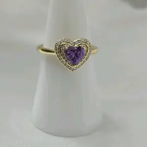 Anillo de corazon pequeño en color violeta bordeado con zc. Laminado de alta calidad