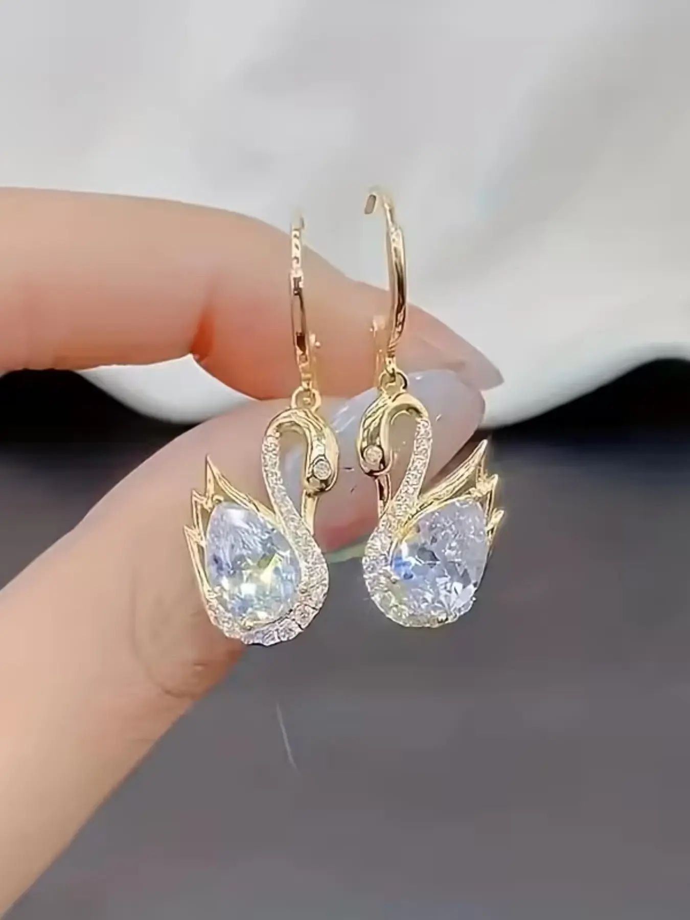 1 pair of luxurious golden swan shaped women's pendant earrings, decorated with rhinestones and artificial crystals - sparkling and elegant daily party earring gift High Quality Earrings Versatile Earrings Shining Earrings Sparkling Ear Jewelry