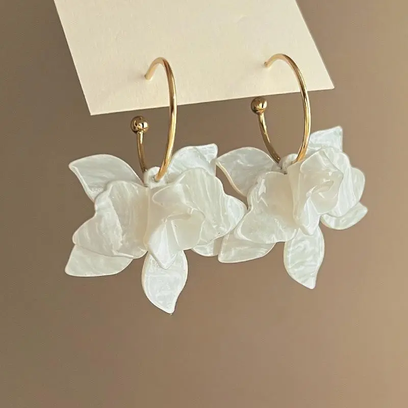 2024 New Trendy White Brown Resin Flower Hoop Earrings for Women Fashion Gardenia Earings Statement Jewelry
