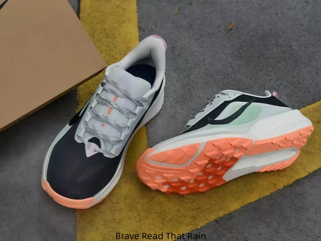 Fast-drying mesh uppers of these athletic shoes hold up nicely during breezy shoreline strolls, resilient midsole foam reduces foot soreness from walking across packed sandy coastal pedestrian pathway stretches.