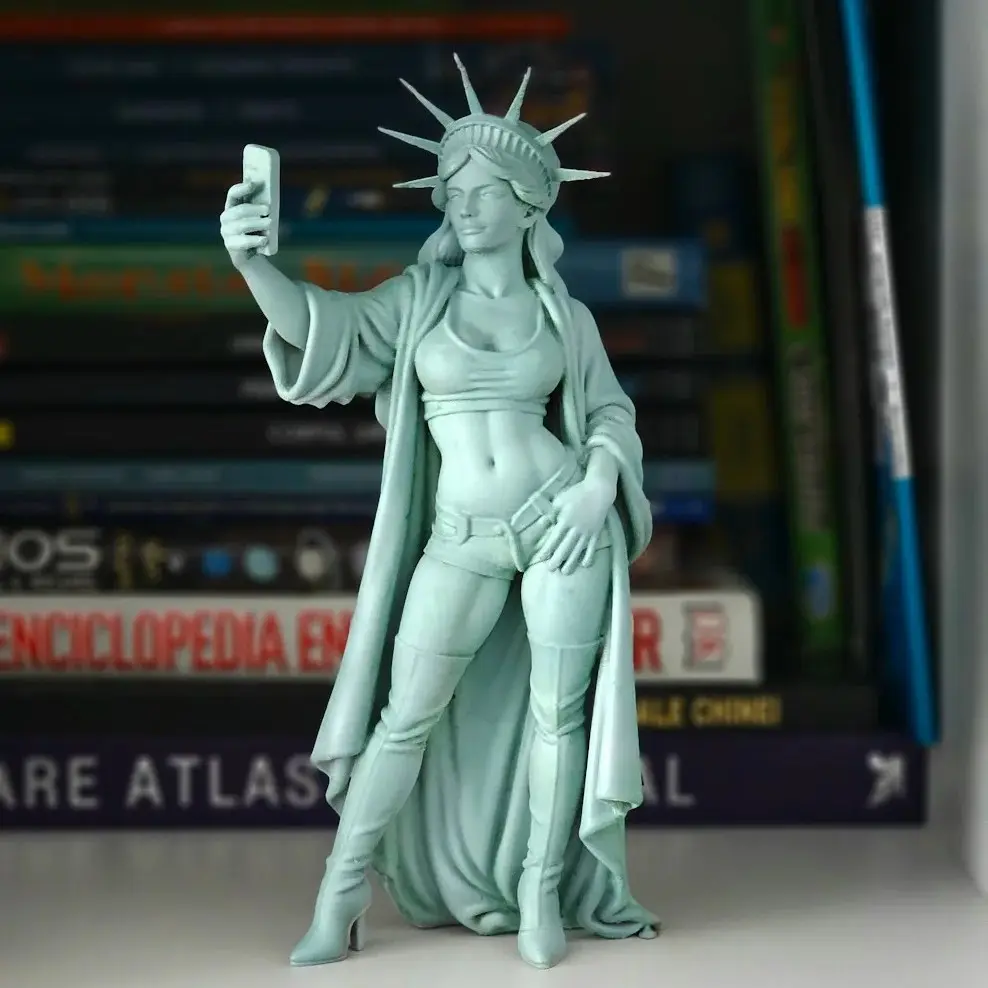 Hot New Statue of Liberty Selfie Figurine, Resin Figure, Statues Figurines, Freedom Goddess Selfie Sculpture, Unique Home Decor, Decorative Piece, Perfect Gift Idea, Must-Have Collectible, Home Ornaments, Home Decoration