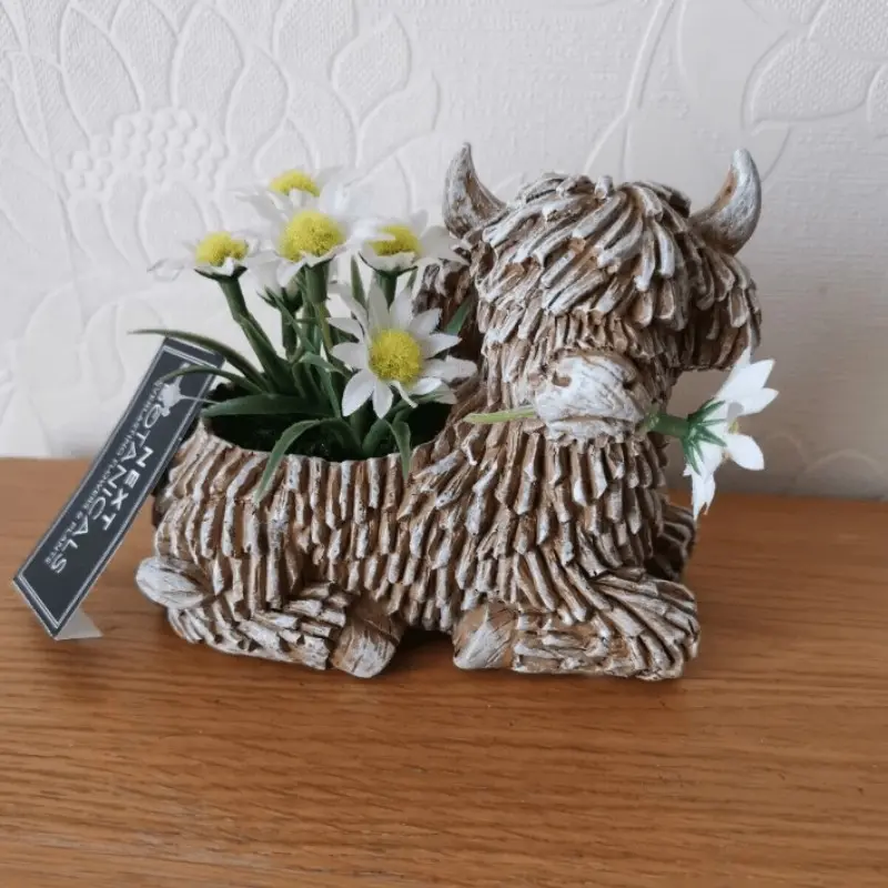 Creative Sculptural Highland Cow Planter, Resin Succulent Pot, Handcrafted Farmhouse Accent, Indoor Outdoor Decor, Durable Animal Flower Pot