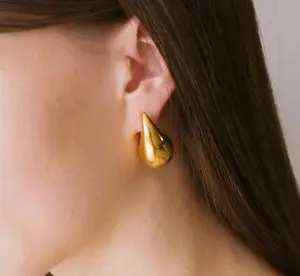 Pendientes geométricos de acero y titanio con baño de oro, de alta gama y sensación de luz.