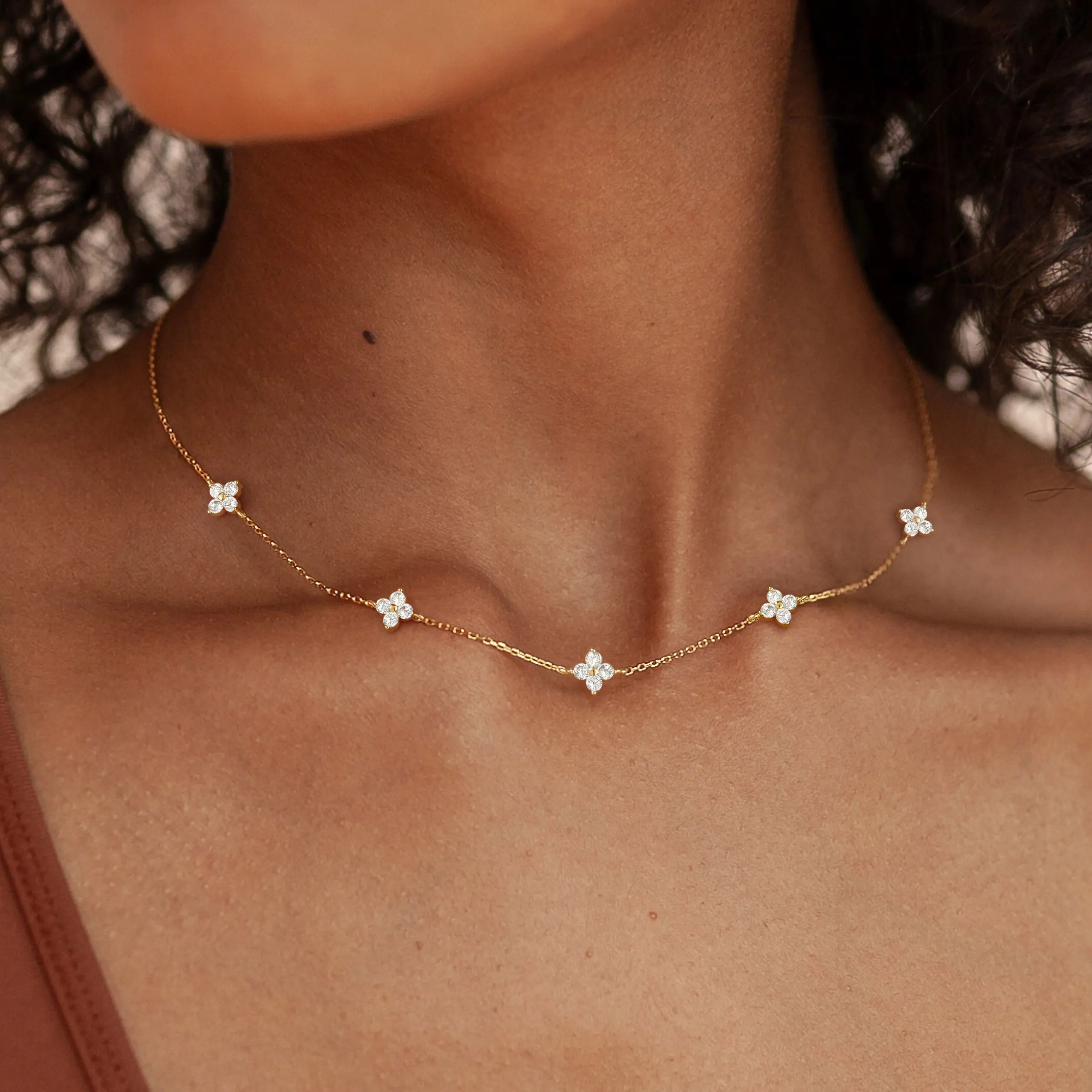 ZHESHY Dainty Flower Necklace 14K Gold Plated Flower Collarbone Chain Women's Cute Simulated Diamond Necklace Personalized Fashion Gold Jewelry Gifts for Teen Girls, Mothers and Girlfriends
