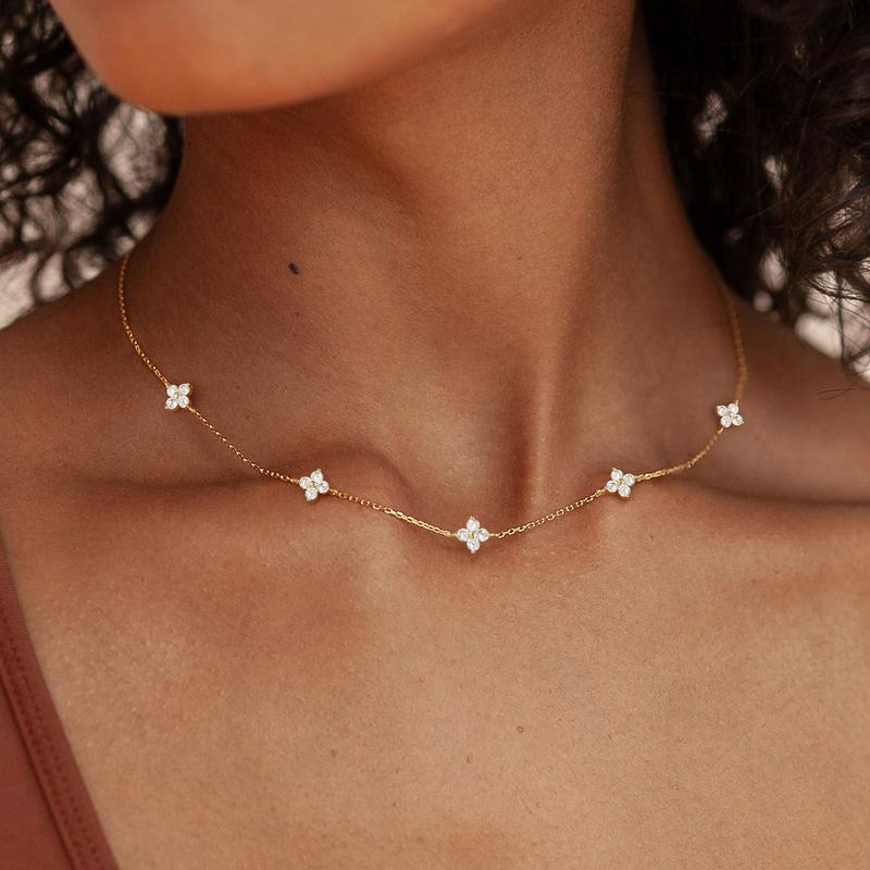 ZHESHY Dainty Flower Necklace 14K Gold Plated Flower Collarbone Chain Women's Cute Simulated Diamond Necklace Personalized Fashion Gold Jewelry Gifts for Teen Girls, Mothers and Girlfriends