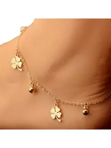 A simple and versatile gold four-leaf clover metal anklet for ladies is suitable for daily wear