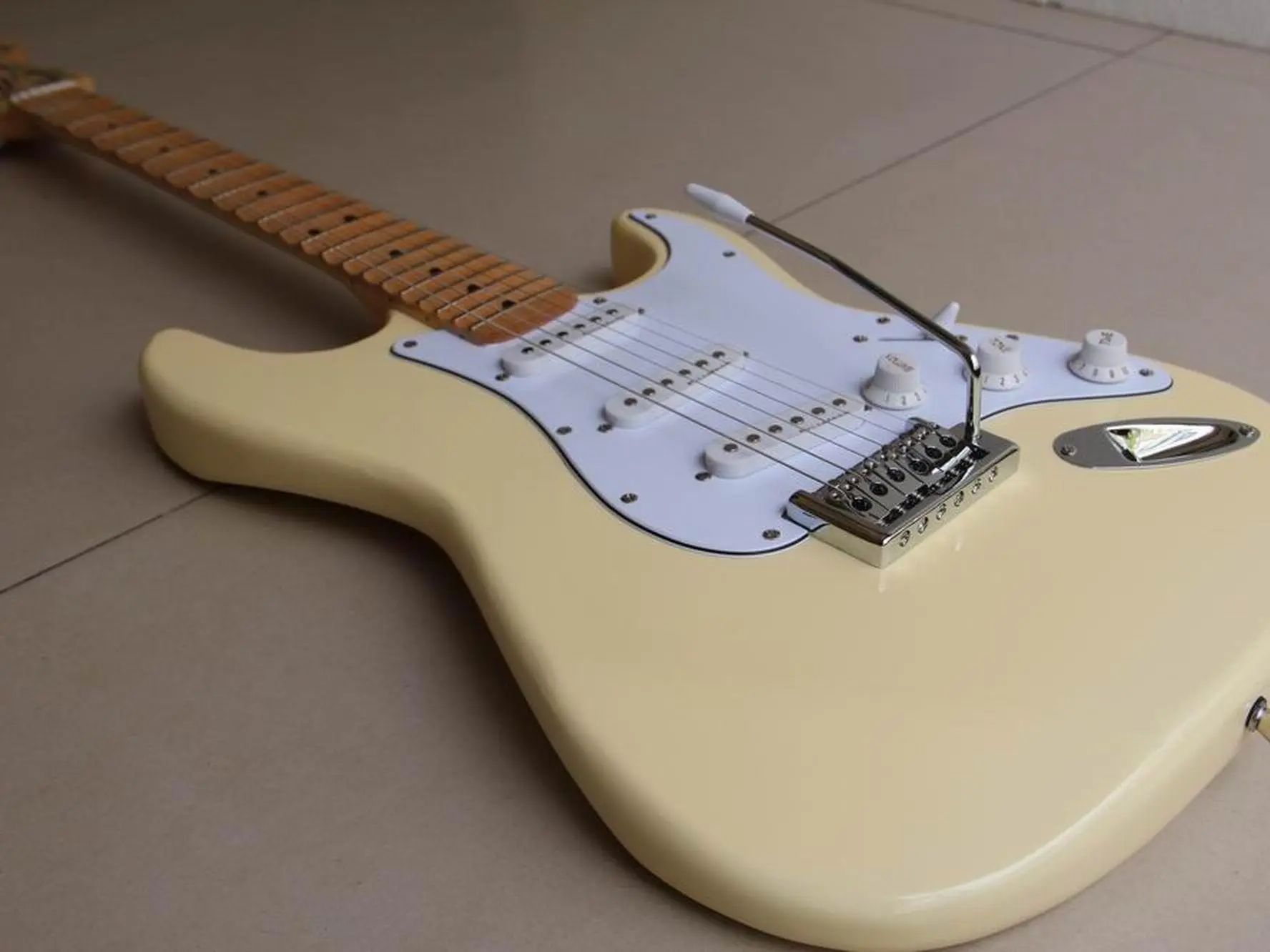 New Fender Stratocaster Yngwie Malmsteen Electric Guitar, 21 Jumbo Frets, Scalloped Maple Fretboard, Cream Color New Fender Stratocaster Yngwie Malmsteen Electric Guitar, 21 Jumbo Frets, Scalloped Maple Fretboard, Cream Color