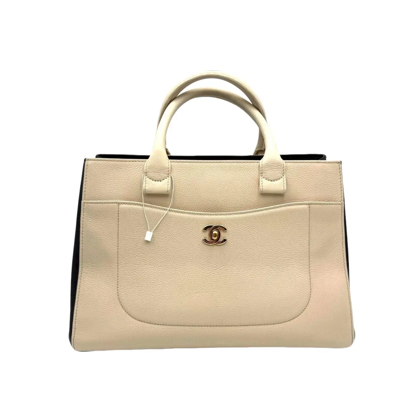 Pre-owned CHANEL HZ8 Neo Executive Medium Tote Bag – Light beige with black side panels in calfskin, featuring gold tone hardware. 71836