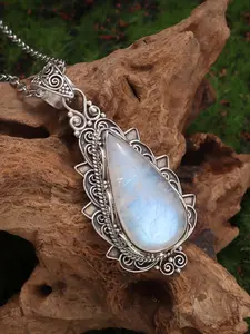 Elegant Moonstone Pendant Necklace, Women's Ball Gown Jewelry, Exquisite Jewelry Gift, Perfect Gift for Girls, Stylish Drop Design, Ideal for Special Occasions, Fashionable Jewelry Accessories