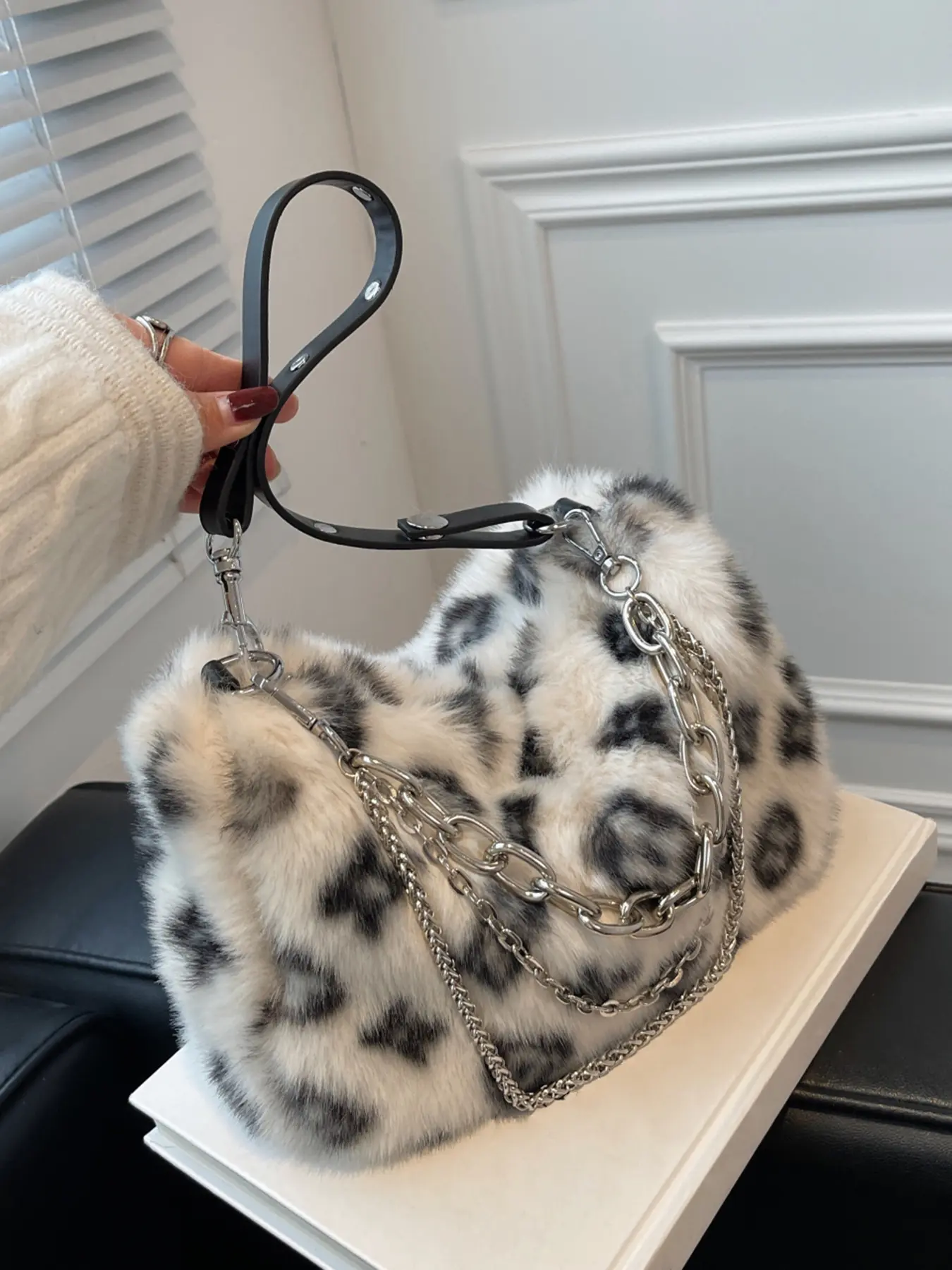 retro personalized leopard print plush Fluffy crossbody bag, Crossbody fashion bag, with multiple chain decorations, can accommodate mobile phones, headphones, lipstick, suitable for dates, parties