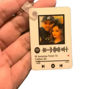 Spotify Keychain with Code "Mi Sorprese Fuiste Tu Calibre 50" - Includes Music Playtime Icon