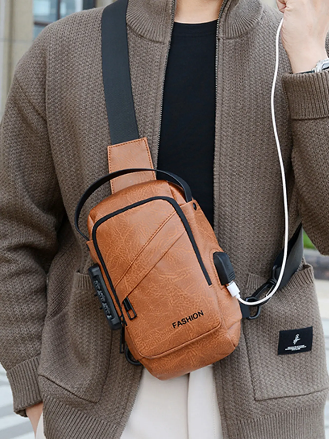 1pc Men's crossbody bag with solid color zipper closure and charging interface, fashionable, casual, versatile, exquisite and simple, suitable for daily commuting, gatherings, shopping, gift giving, men's crossbody bag Casual Crossbody Bags