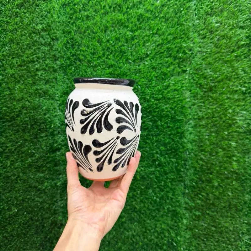 Handmade Relieve Cantarito Cielito Lindo- Blanco Negro-1 Liter.