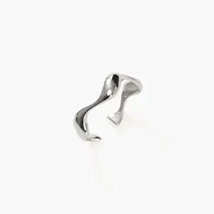 en route Silver Wave Ear Cuff, Elegant Wavy Design with a Polished Finish, Non‑Pierced Statement Piece for Layered Styling, Everyday Chic & Minimalist Glow