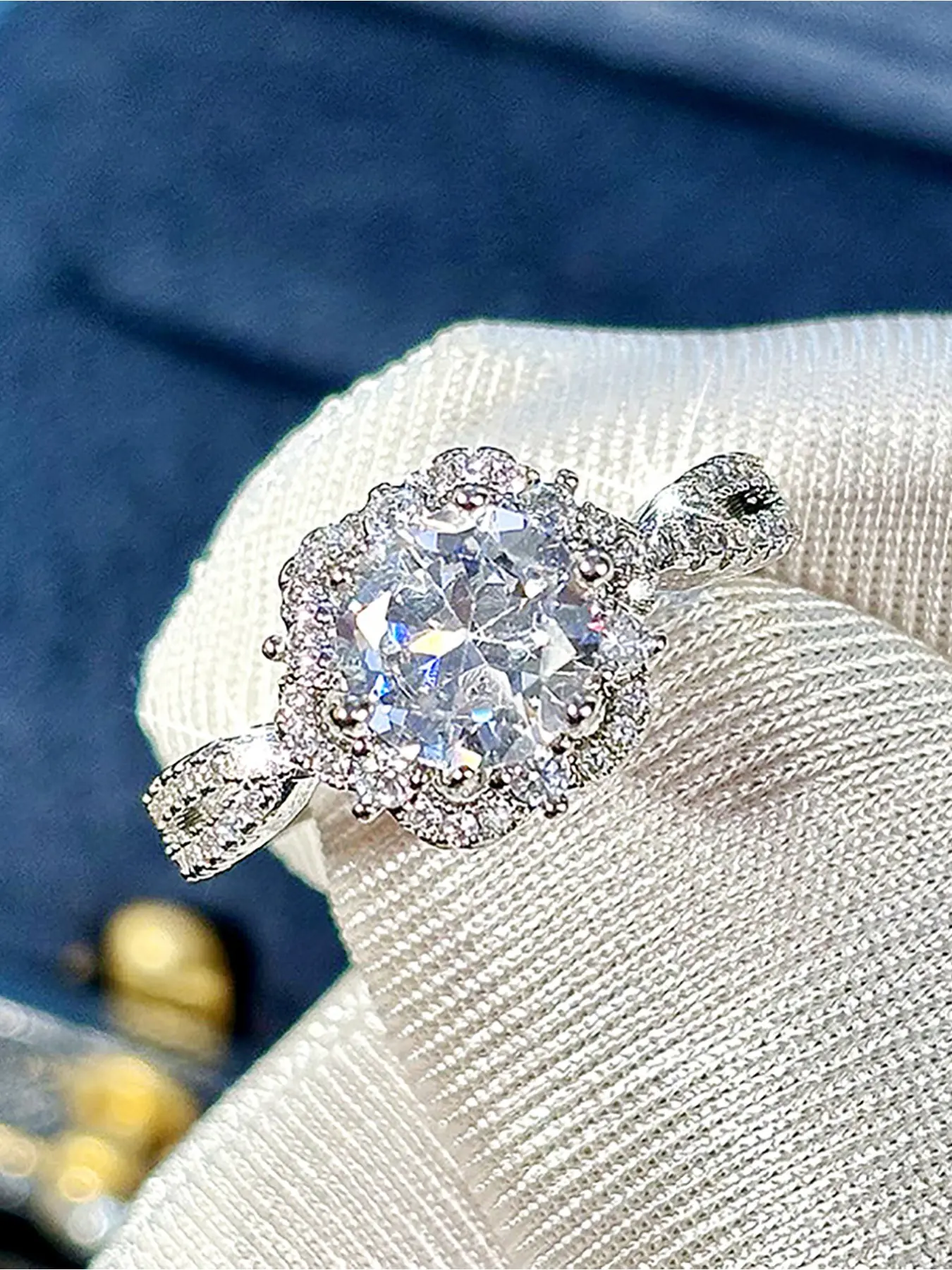 1 PC Hot Personalized Shiny Sunflower Round Zircon Rings for Women Exquisite All-match Engagement Wedding Promise Ring Glamorous Ladies Fashion Jewelry for Party Daily Clothing Accessories as Anniversary Birthday Valentine's Day Gift for Her