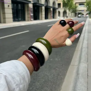 Women's 2-Piece French Vintage Smooth Round Open Bangle & Thick Bread Resin Ring Set, Minimalist Adjustable Stackable Designer Jewelry, Fashionable Bracelet, Trendy Bangles, INS Aesthetic Casual Accessories, Ideal for Daily & Party Use