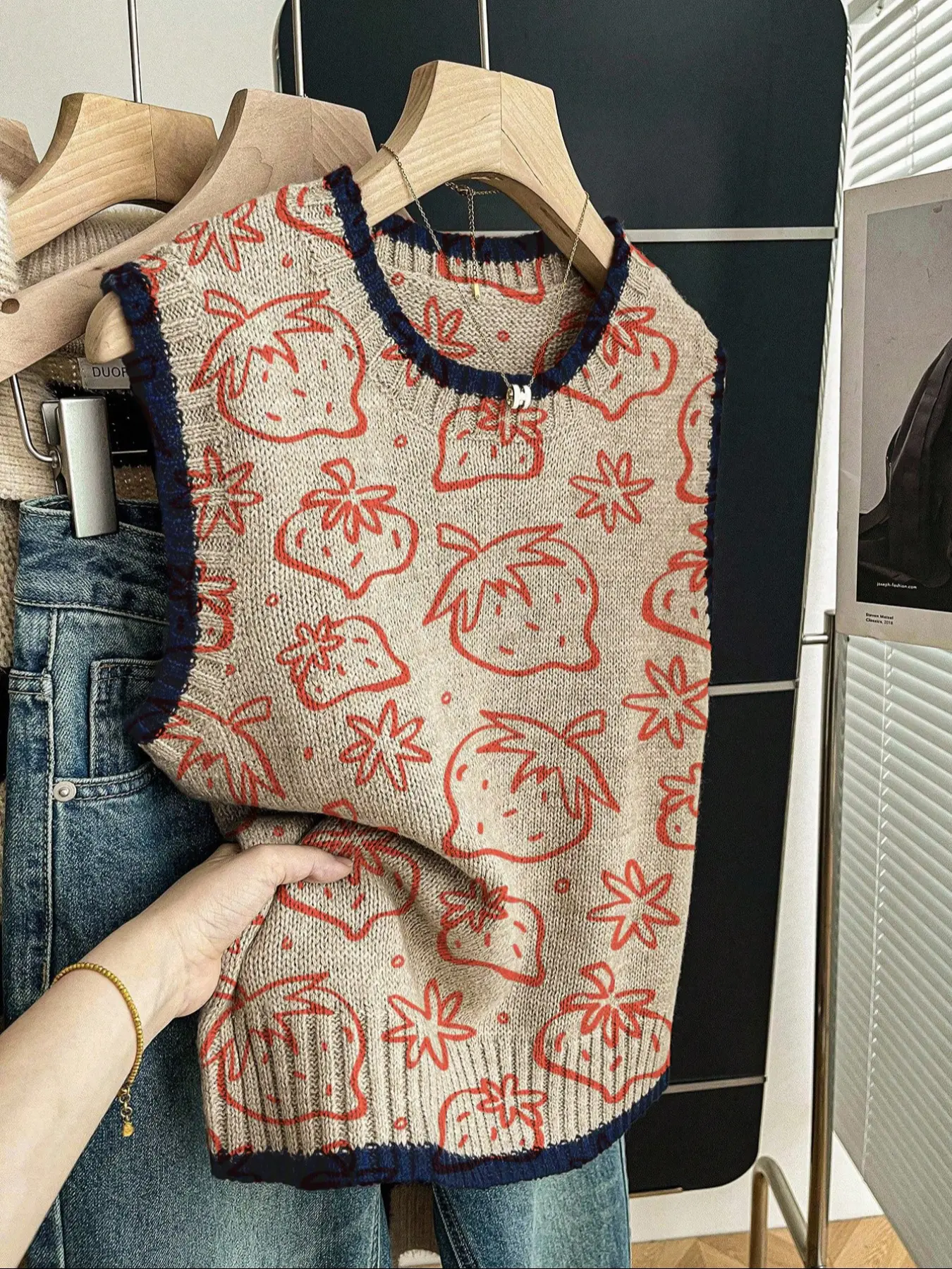 Women's Loose-Fitting Round Neck Sleeveless Sweater, Casual Strawberry Print Knit Top for Spring Summer Fall Winter, Outdoor Wear