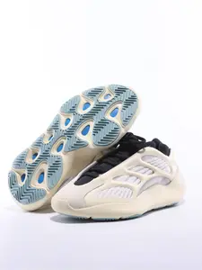 Unisex mesh upper paired with a wavy sole design, creating a stylish and comfortable urban everyday wear experience. The year-round Chunyuan Alien Black Warrior in all-black color scheme.