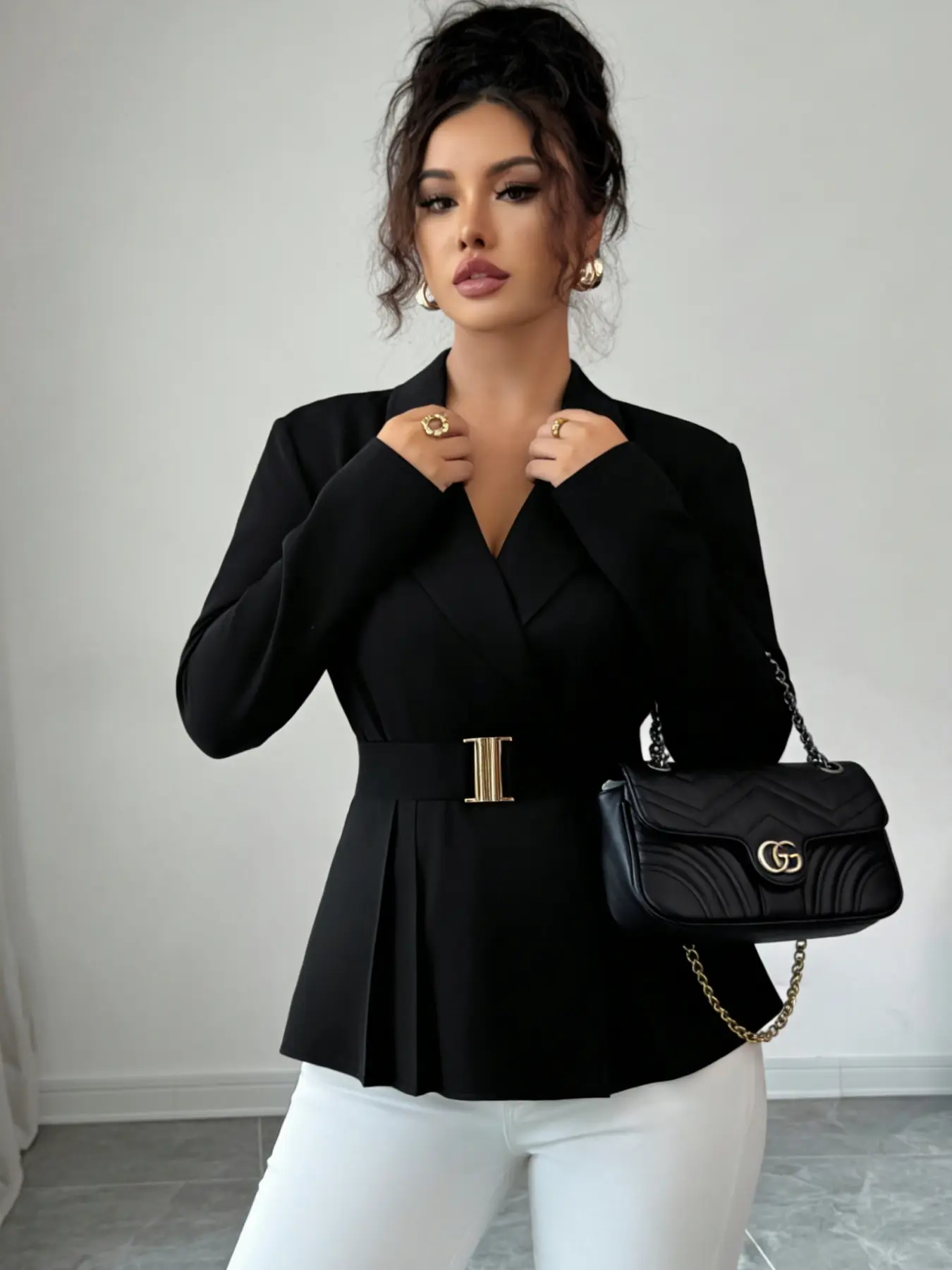 A fashionable black toned waist cinched long sleeve suit jacket for women, with a Chic waist cinched design that is not too picky. The fabric has a drape that is suitable for commuting to work, shopping, and outdoor wear Elegant