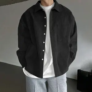 Men's corduroy shirt style jacket, simple retro style, loose and slimming, with single breasted buttons and pocket decoration. Can be worn as a jacket or layered under other clothing. Suitable for daily casual and commuter scenes. Belongs to the autumn tr