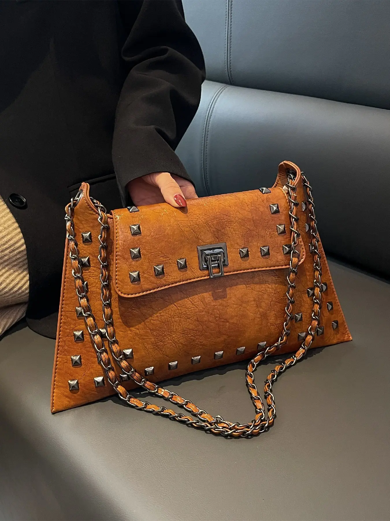 Vintage Rivet Decorated Chain Strap Shoulder Bag, Fashion Casual Women's Crossbody Clutch, Rotating Lock Design, Stylish and Versatile, Fashion Crossbody Handbag, Fashion Crossbody Bags