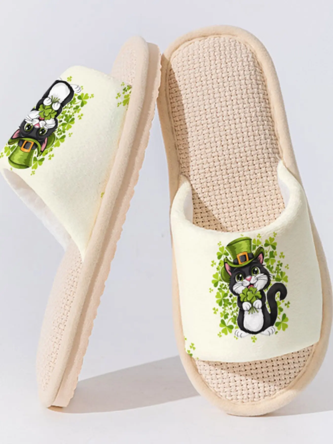 Leprechaun Cat & Clover Print 1 Pair Breathable Linen Slippers, Non-slip Casual Lightweight All Season House Shoes for St. Patrick's Day Home Wear