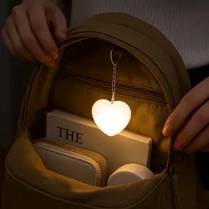 Heart-shaped mini night light, USB light, Usb powered light, Usb charging light, backpack sensor light, touch-sensitive, delay-activated automatic shut-off, can be hung on a handbag or keychain, or placed as a desktop decoration, practical and thoughtfu