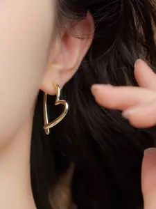 A pair of luxurious and versatile heart - shaped stud earrings. They are suitable for occasions like daily wear, vacations and dating, and also make a pleasantly surprising and delicate small gift.