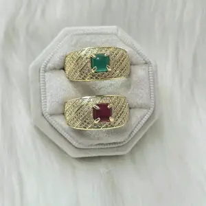 Anillo diseño grueso para hombre o mujer con zc y piedra color rojo y verde . Varias tallas disponibles. Laminado de alta calidad