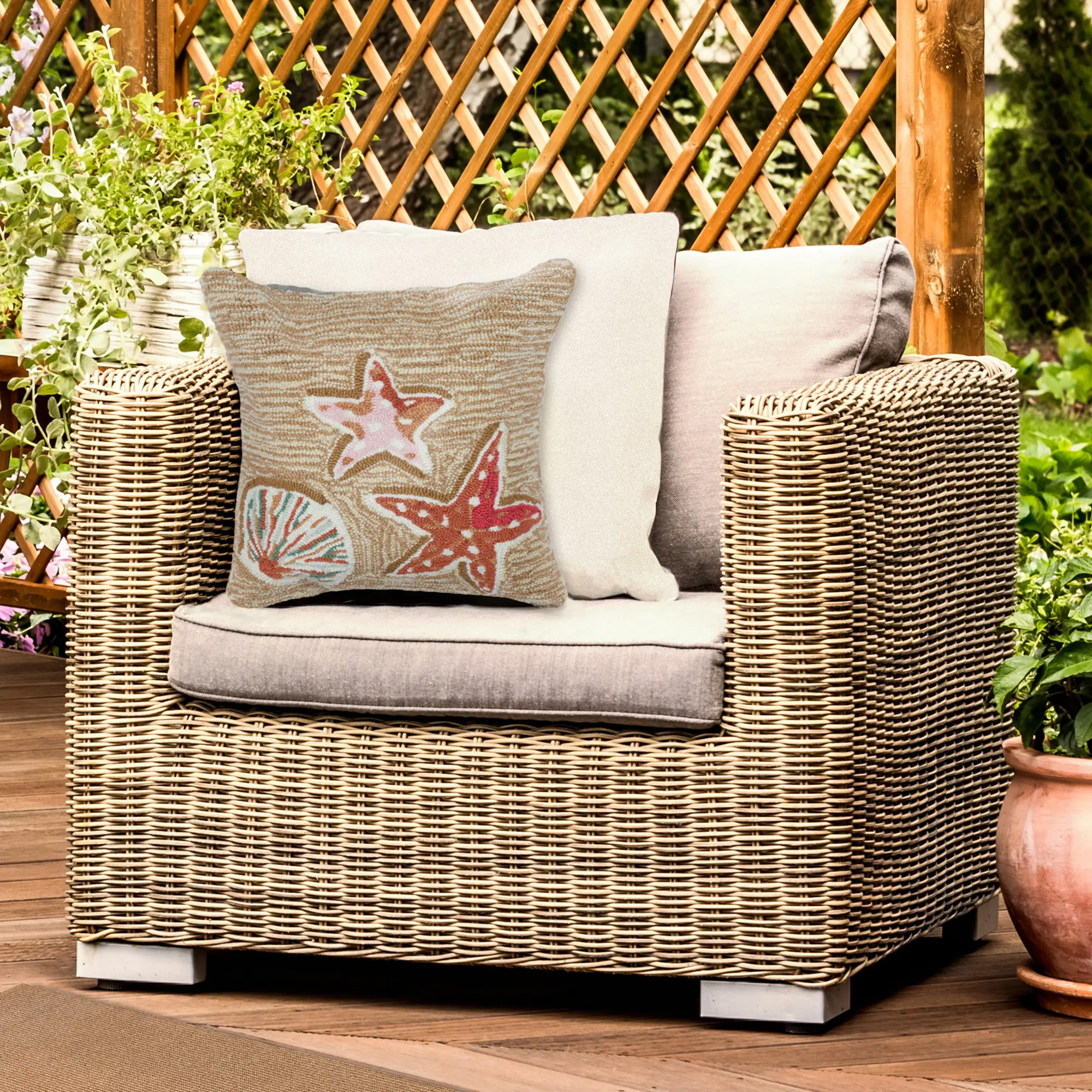 Lush Decor Beachcomber Hand-Tufted Hooked Fiber Polyester Blend Pillow - Indoor-Outdoor Cushions for Porch, Deck, Nautical Coastal Animal Accent, Transitional Handmade Nursery Outdoor Cushion