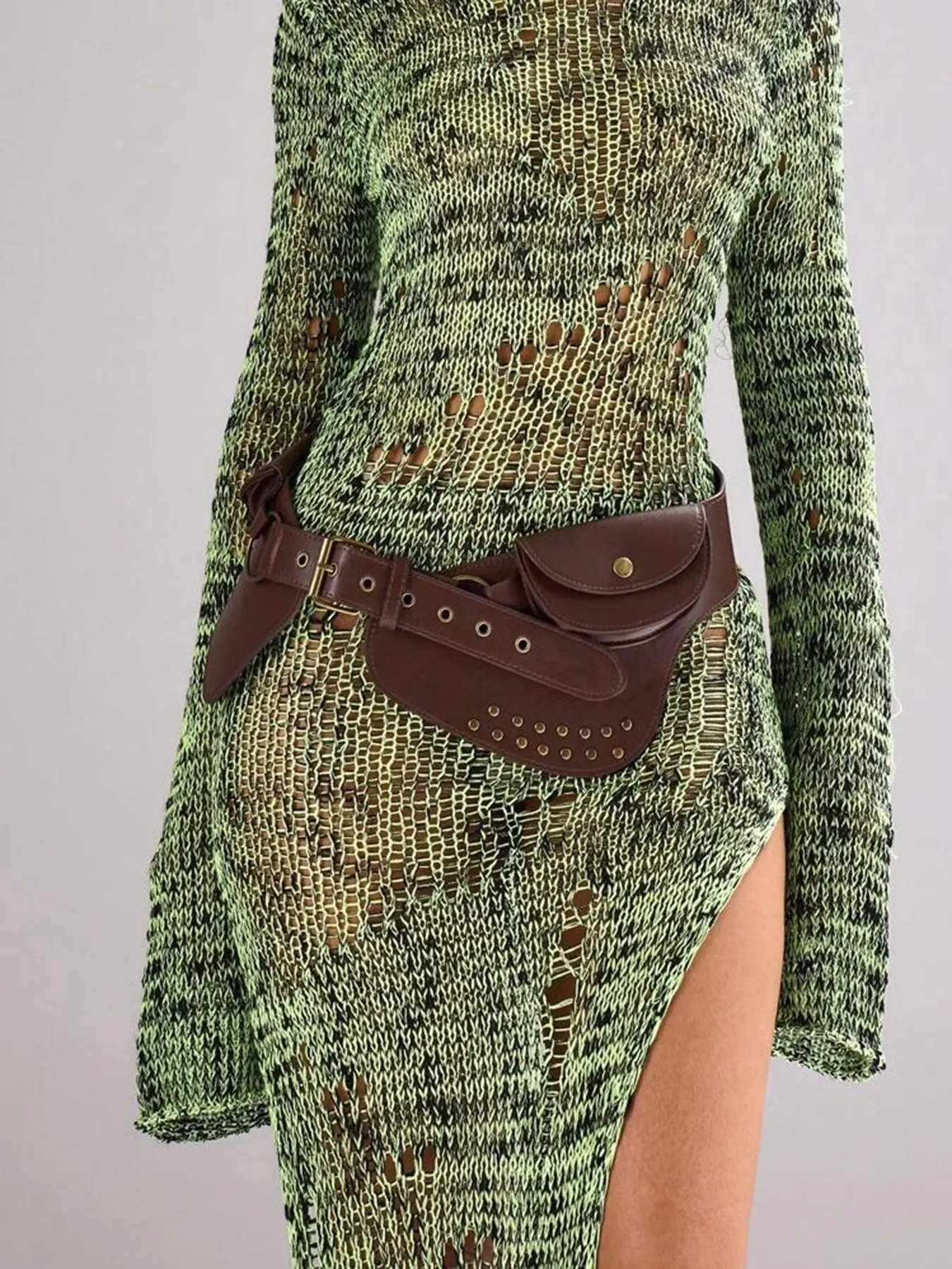 Retro punk style niche design waist bag, versatile bum bag, dual pocket design, reasonable separation, rivet detail decoration, belt decoration, fashionable and practical texture bag, suitable for outdoor walking and sports