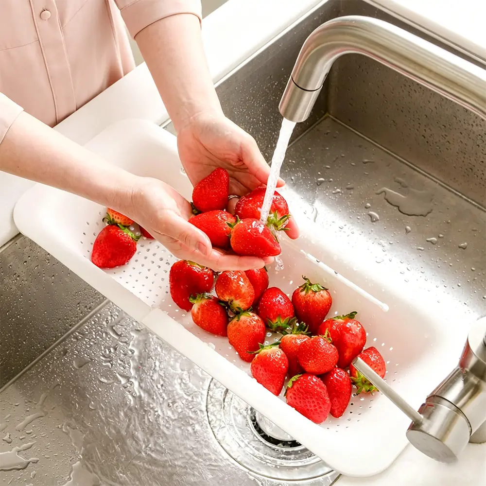 Adjustable Sink Drainer Colander Basket - 13.5In-18.9In Extendable White Kitchen Utensil, Durable Household Kitchen Supplies, Efficient Draining, Less Splashing, Smart Storage, Multi-Use for Washing Produce, Draining Pasta