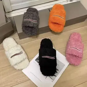 Outdoor sports Slippers Unisex Mens and Women's cozy fuzzy plush slippers for lndoor outdoor Use Comfortable Walking Shoes Versatile Flip Flops