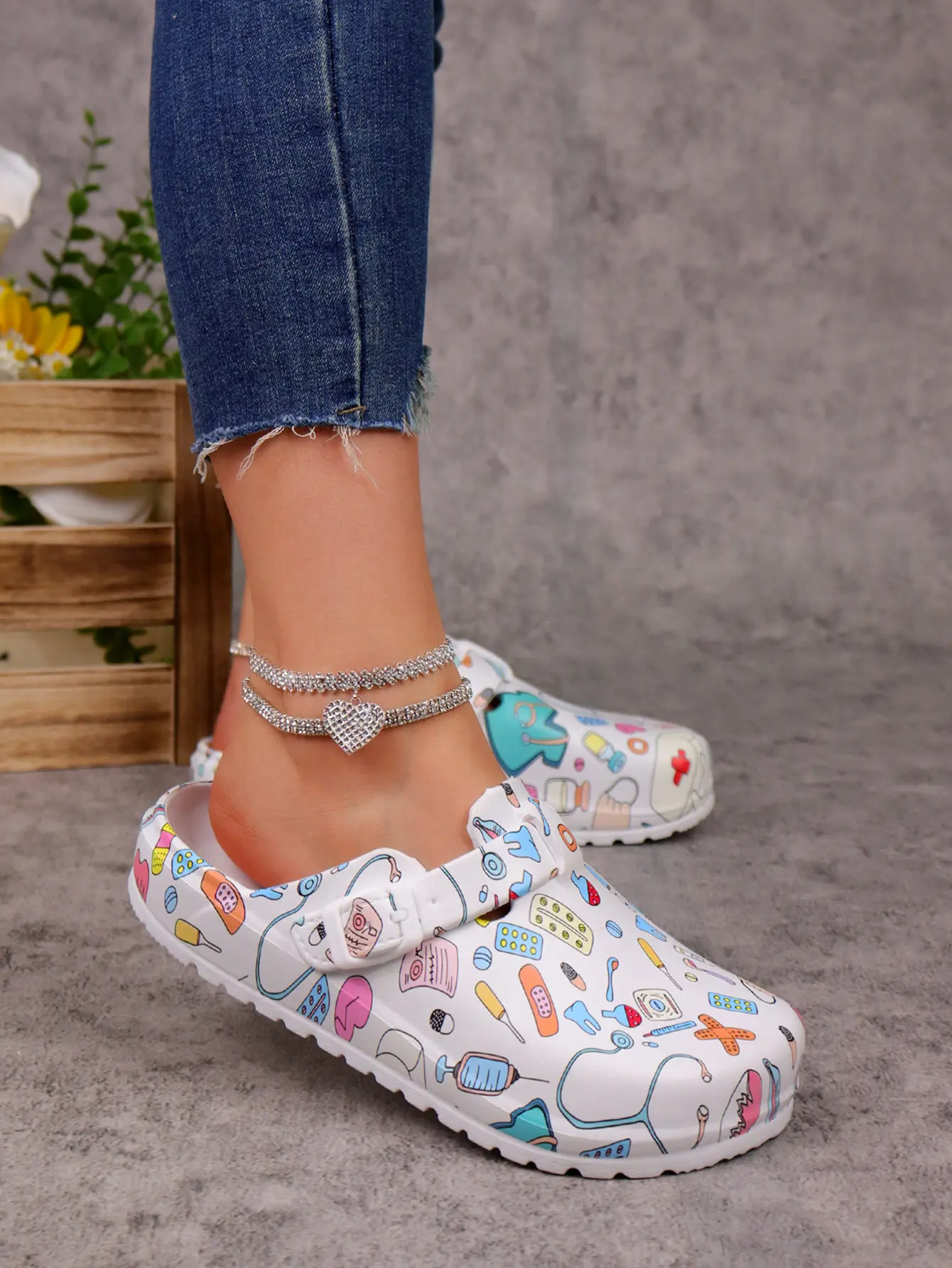 Women’s fashion closed-toe shoes with cartoon print; clogs-style all-season work shoes; lightweight flat perforated shoes with a comfortable, soft sole and an adjustable buckle; suitable for the beach, garden, and year-round wear. Waterproof Mules Footwea