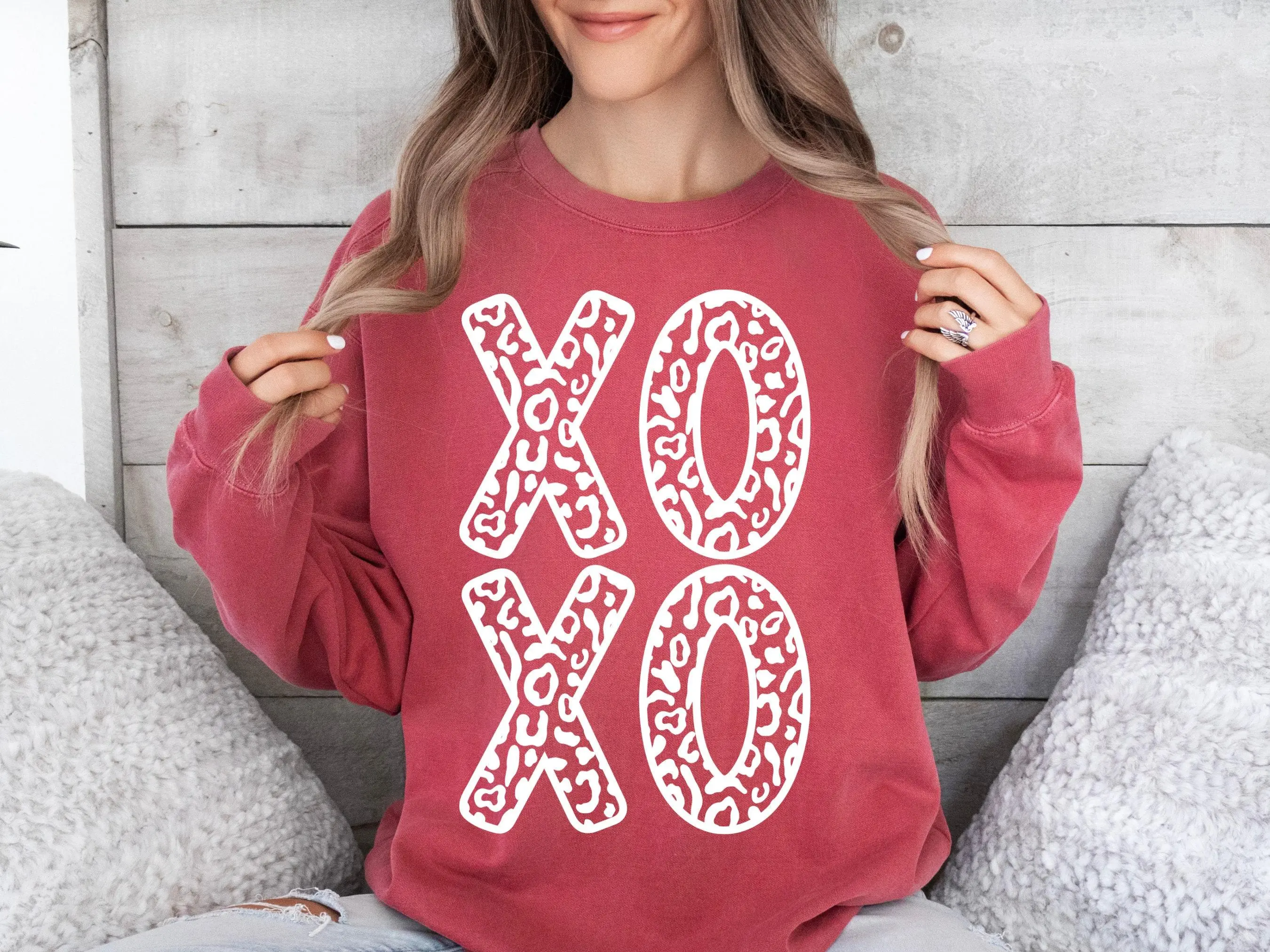 Hugs and Kisses Sweatshirt, Xo-xo Sweatshirt, Heart Sweatshirt, Valentines Crewneck Sweatshirt, Love T-shirt, Valentine Shirt, Hello Valentine Shirt