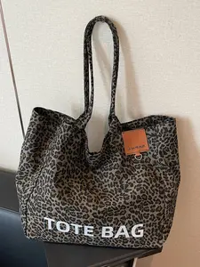 Personalized leopard print fashion one-shoulder tote bag, white letter decoration contrast design, casual commuting versatile one-shoulder bag, simple niche design suitable for daily travel, shopping, etc., Fashionable patterned bag