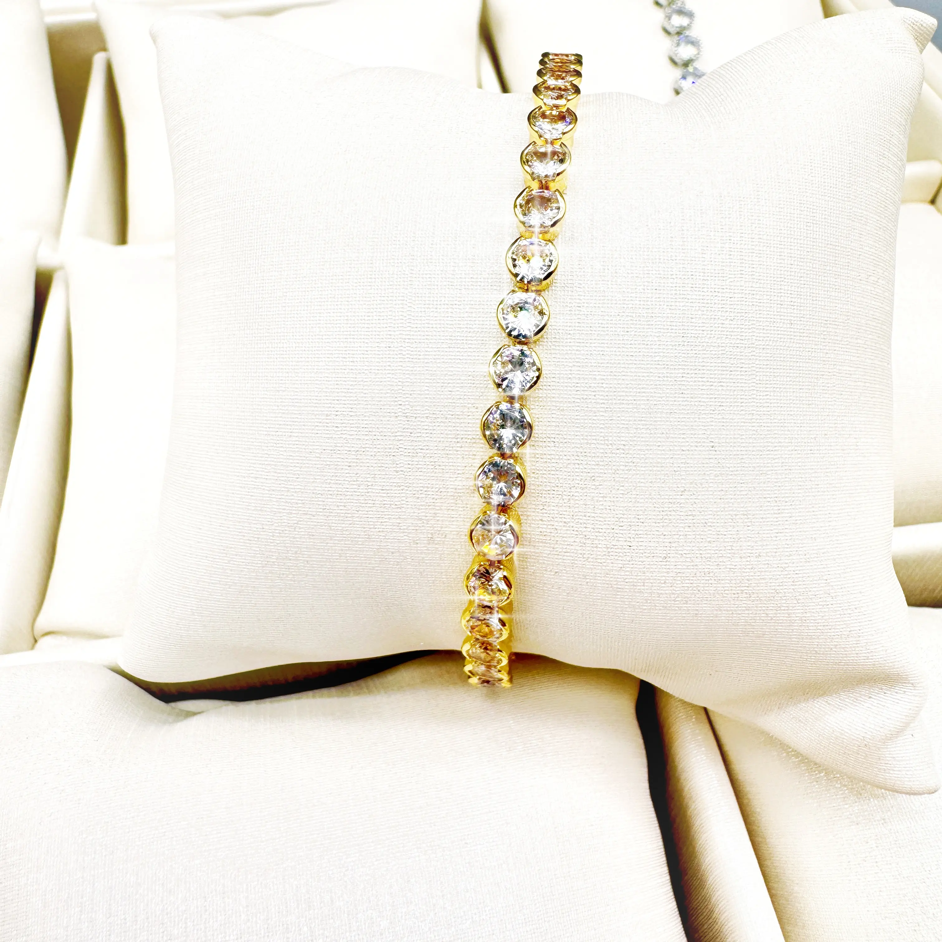 Zircon design bracelet. Elegant and refined, meticulously crafted, combining striking aesthetics with a touch of luxury.
