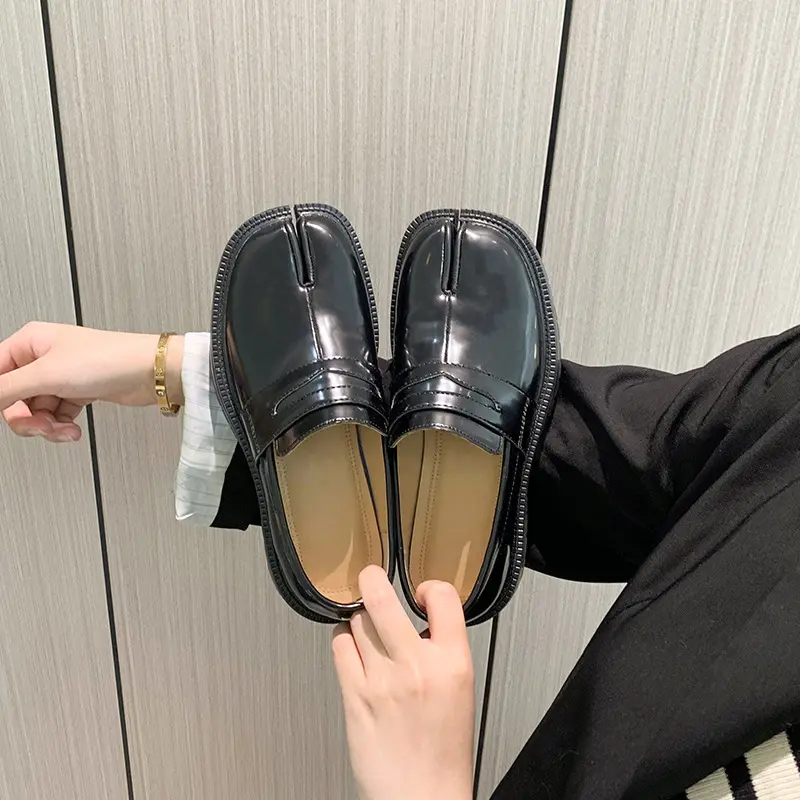 Glossy black men’s leather loafers with a soft, skin-friendly lining that remains comfortable even after prolonged wear and doesn’t make your feet feel stuffy—suitable for everyday outings.