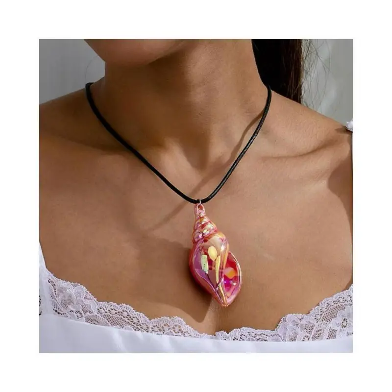 Multi-colored conch necklace, with the charm of a pendant, is cute and versatile, with a sweet design and exquisite tenderness